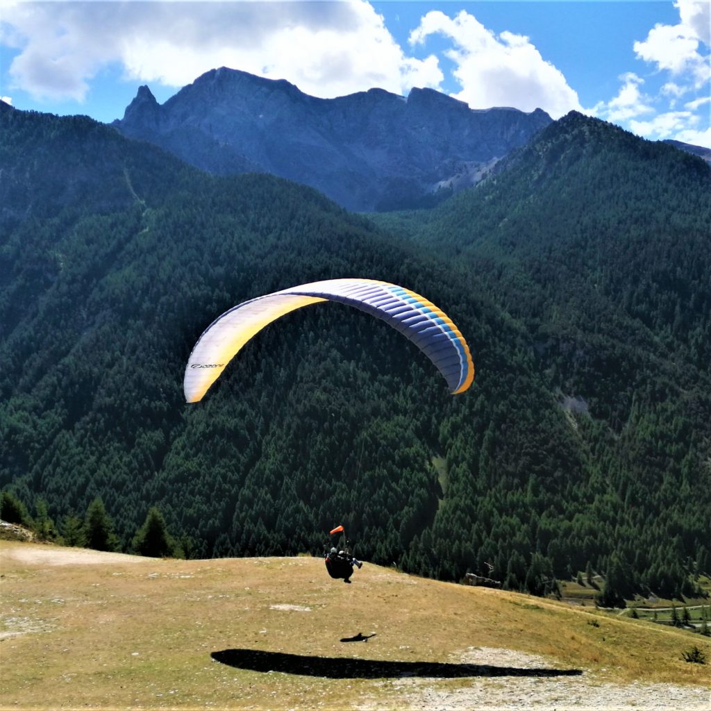 Activité parapente pendant le séjour team building dans les Hautes-Alpes